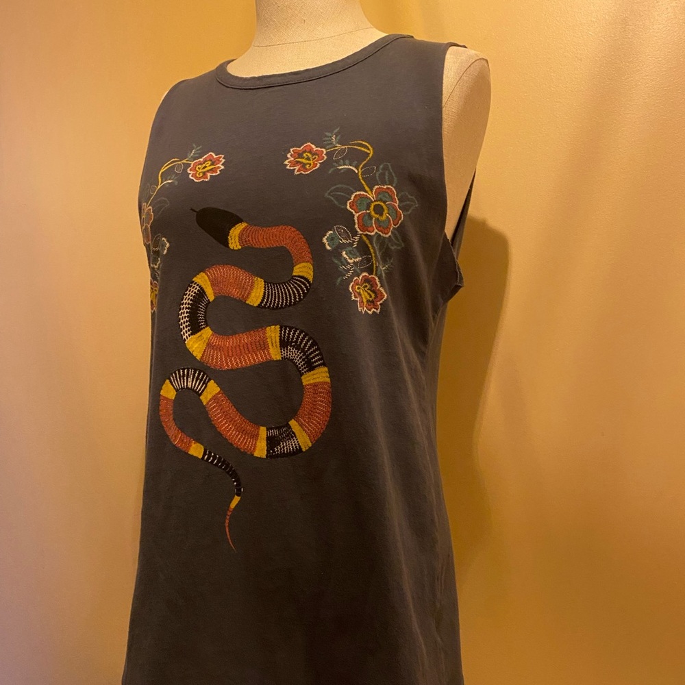 GraySleevelessTop Coral Snake and Floral Design Slit back Danger noodle T shirt